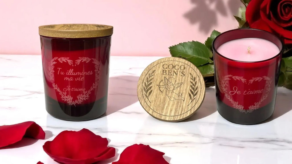 Bougies personnalisées Saint-Valentin CocoBen’s : parfums uniques et messages gravés pour offrir une ambiance romantique et intime. Cadeau parfait pour déclarer votre amour.