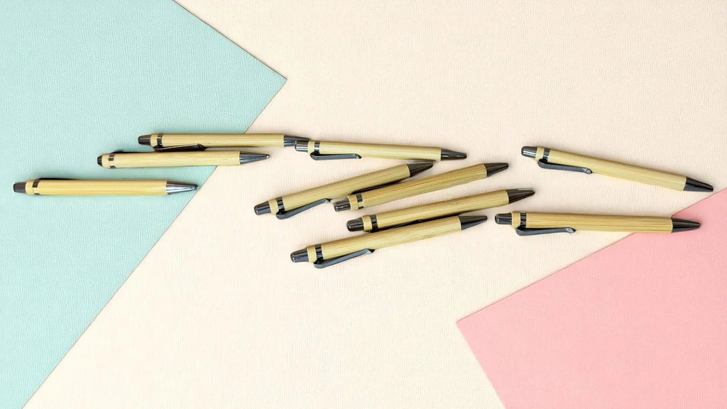 Stylos personnalisables CocoBen’s : design élégant en bois naturel, gravure laser sur mesure, cadeau raffiné et unique pour tous les usages.