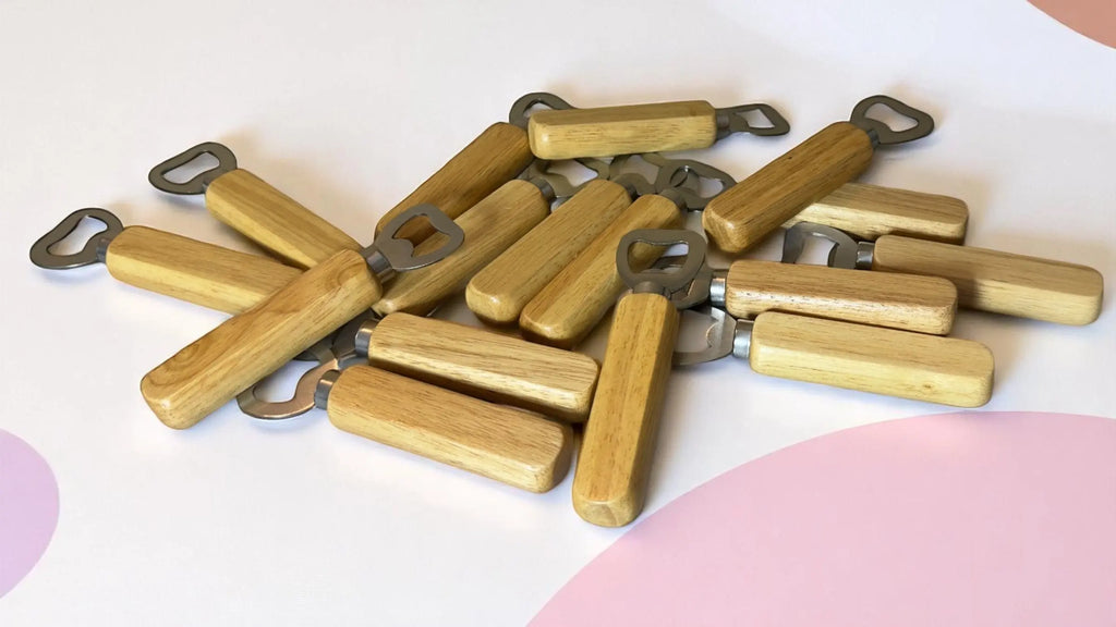 Décapsuleur en bois personnalisable CocoBen’s : design élégant avec poignée en bois naturel, gravure laser sur mesure, cadeau unique et pratique.